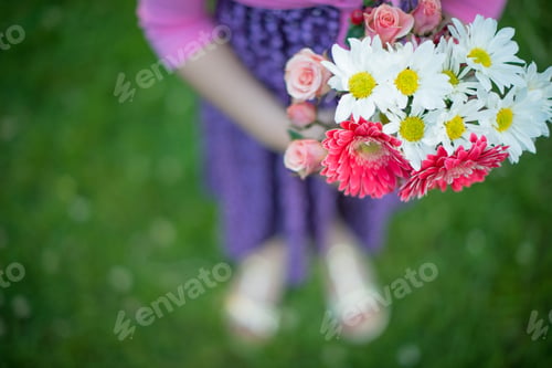 Preview: Girl holding bouquet of flowers