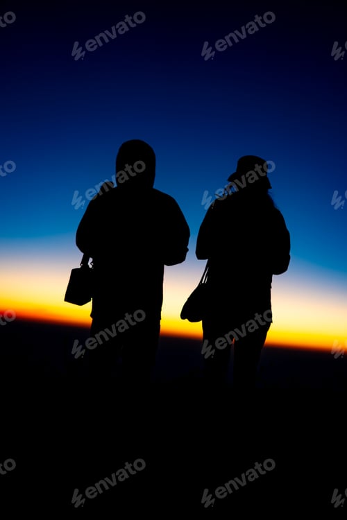 Vista previa: Adventure and Friendship at Sunset: Silhouetted Group of Friends Embrace Nature's Beauty