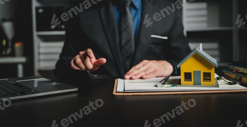 Preview: real estate agent Delivering sample homes to customers, mortgage loan contracts. Make a contract for