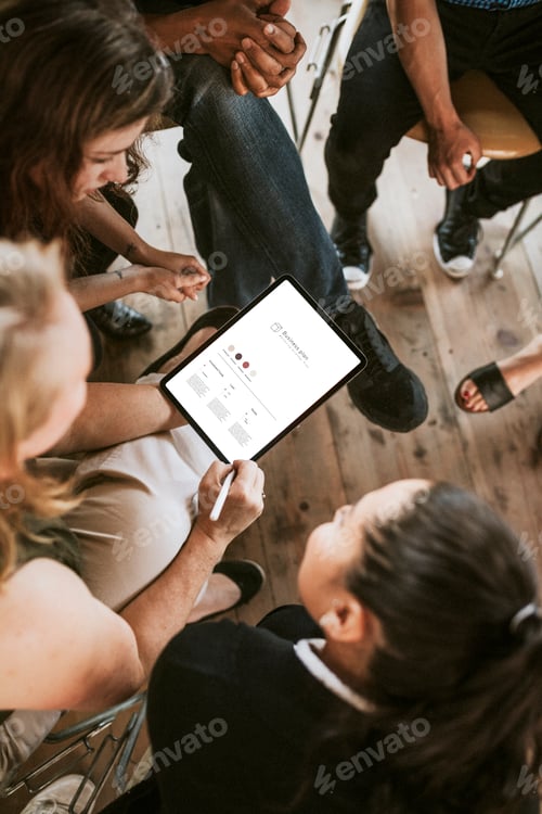 Preview: Business people discussing a plan