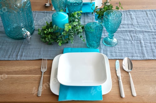 Preview: Table setting with a turquoise blue accent. Turquoise inspiration.