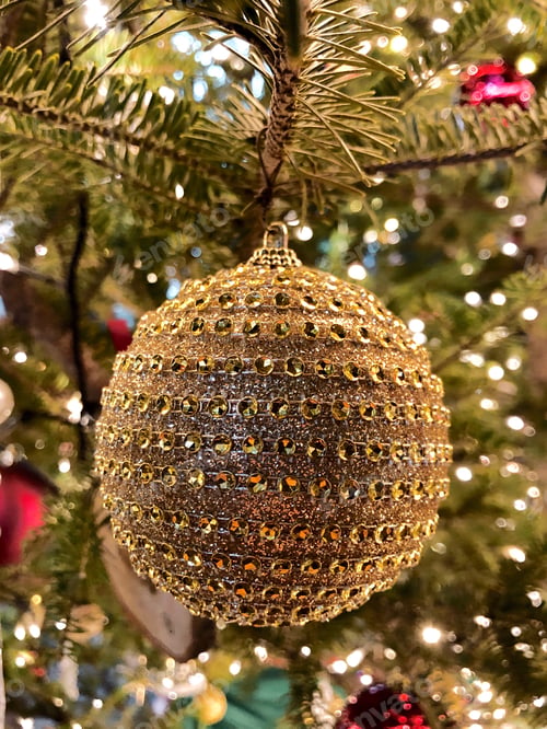 Preview: Sparkly bauble on a Christmas tree.