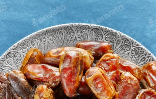 Preview: Dried dates on a plate.