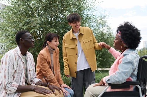Preview: Friends meeting with each other in the city