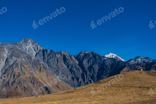 Vorschau: Atemberaubende Landschaftsaufnahme von Stepantsminda, dem Kazbegi Mountain und der Region Mtskheta-Mtianeti in