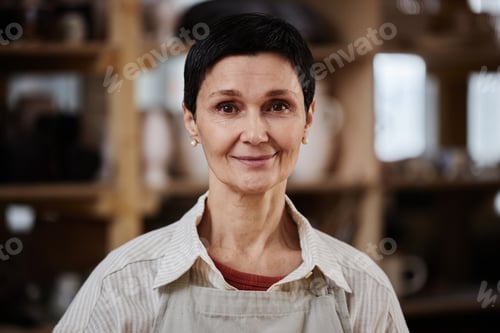 Preview: Mature woman as female artist in workshop