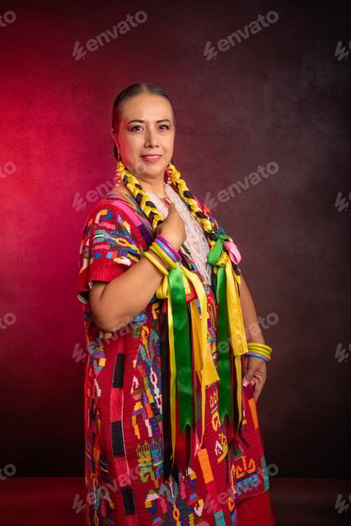 Vista previa: Una mujer con un vestido rojo y verde con cintas amarillas y verdes