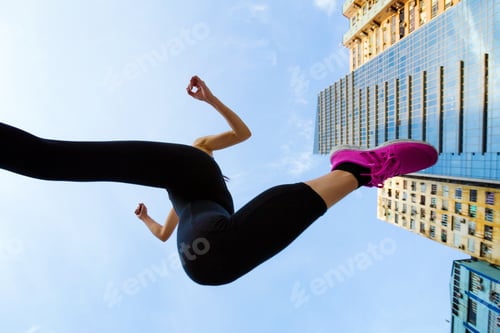 Preview: Woman run in city