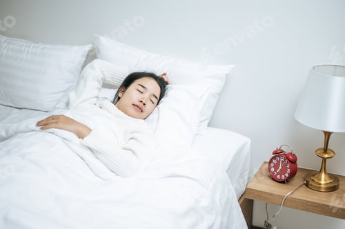 Preview: A woman wearing a white shirt to sleep.