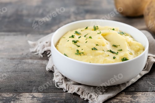 Preview: Mashed potatoes in white bowl