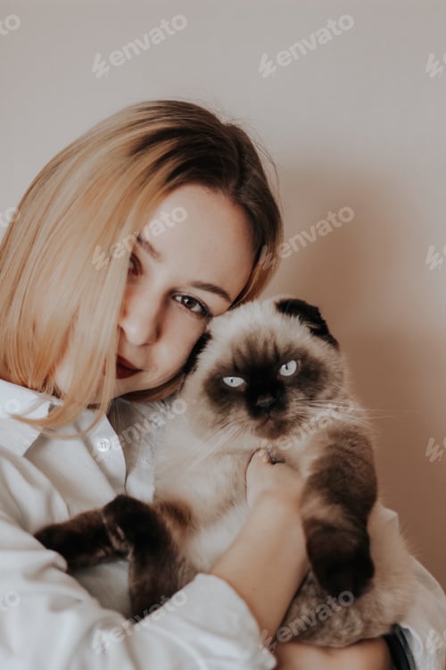 Preview: Girl with cat