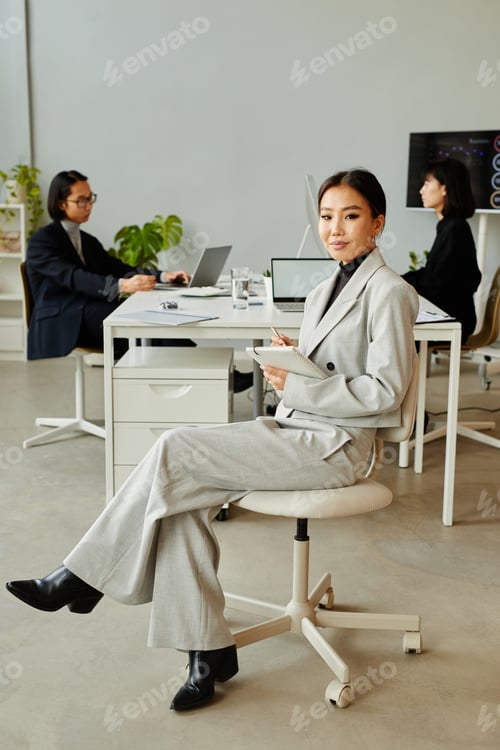 Preview: Portrait of Young Asian Businesswoman Full Length