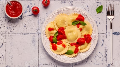 Preview: Ravioli with tomato sauce and basil
