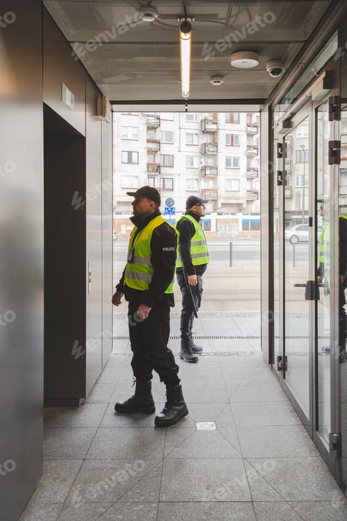 Preview: Sarching the building