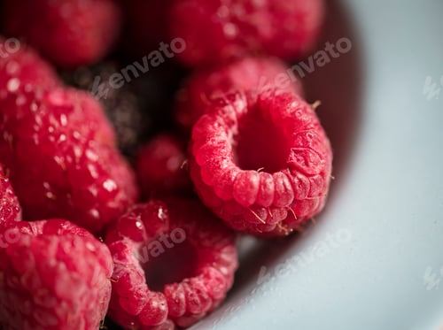 Preview: Closeup of fresh big raspberries