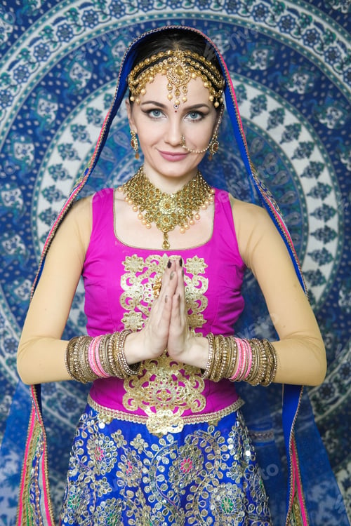 Preview: Portrait Of A Female Model In Ethnic Indian Costume With Jewellery And Traditional Makeup.