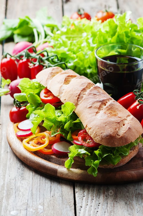 Preview: Vegan sandwich with salad, tomato and radish