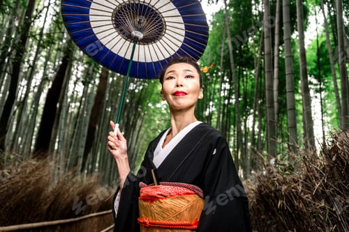 Preview: Japanese woman with kimono in Arashiyama bamboo forest