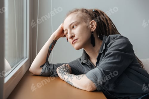 Preview: Concentrated young girl with dreadlocks