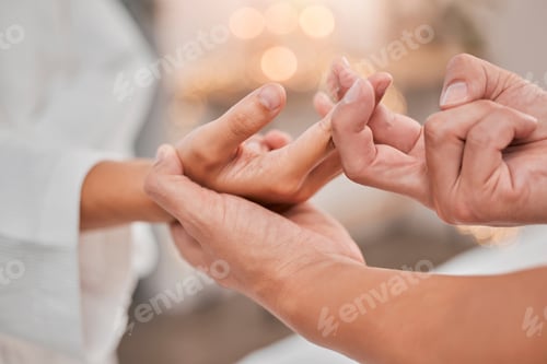 Preview: Relax, hands and finger massage at spa for pain, arthritis or carpal tunnel syndrome. Zen, physioth