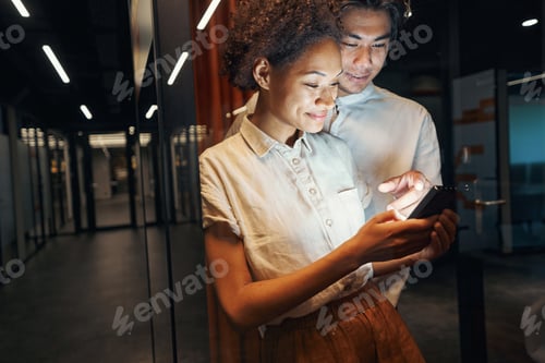 Preview: Worker talking about news with collegue in corridor
