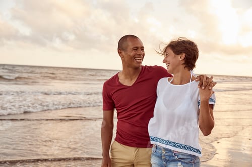 Preview: Couple in love face to face on the beach