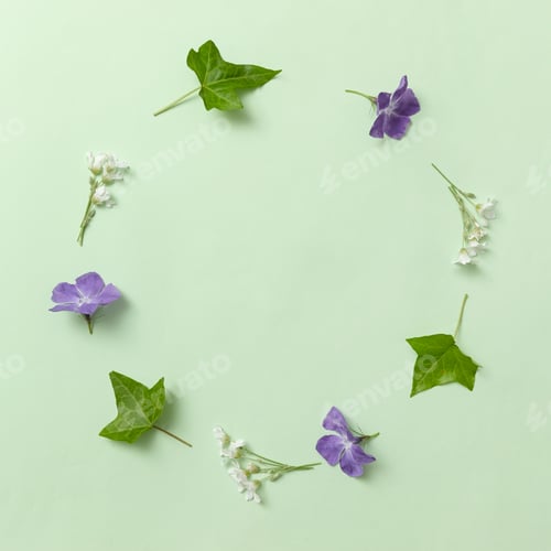 Preview: Minimal trending wreath invitation with ivy leaves and periwinkle flowers