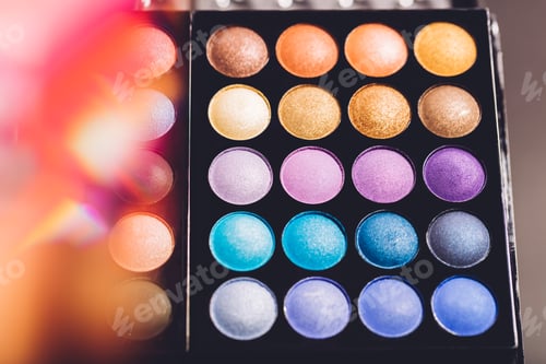 Preview: Eyeshadow palette with colorful eyeshadows.