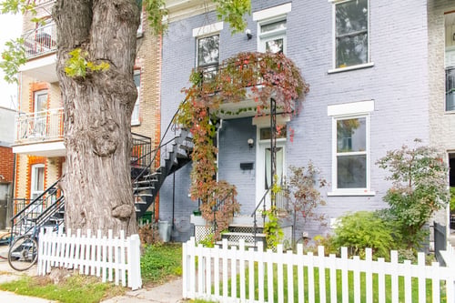 Aperçu: Montreal, typical victorian house with exterior staircase
