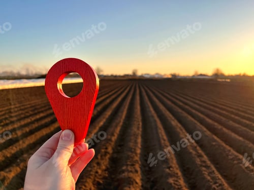 Preview: Navigation sign in the hands of a farmer.