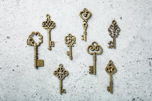 Preview: Overhead shoot of many different old keys