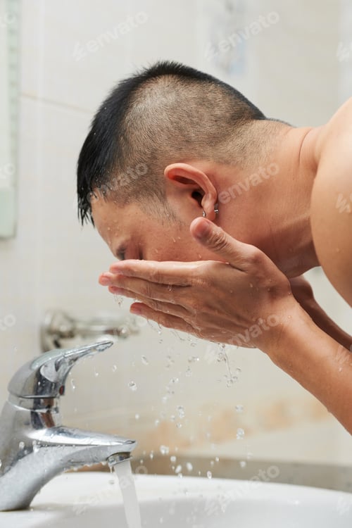Preview: Young Man Rinsing Face with Water