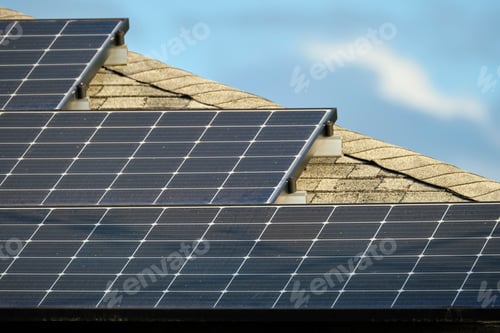 Vorschau: Dach des privaten Hauses mit Photovoltaik-Solarmodulen