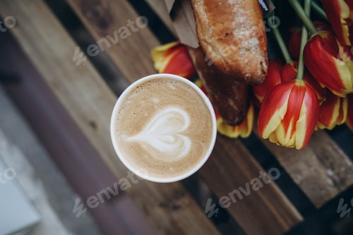 Aperçu: café, pain et fleurs