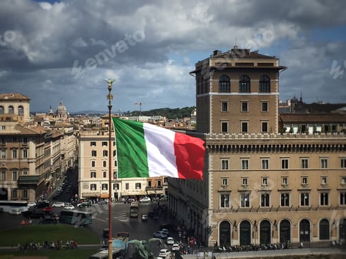 Preview: Italian flag in piazza Venezia in Rome