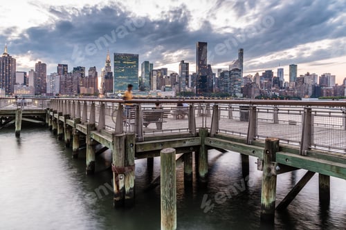 Preview: View of gorgeous Manhattan skyline from Gantry Plaza State Park in Long Island City.
