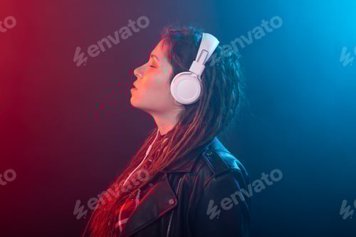 Visualização: Enjoy, meloman and people concept - jovem mulher com dreadlocks ouvindo música, retrato