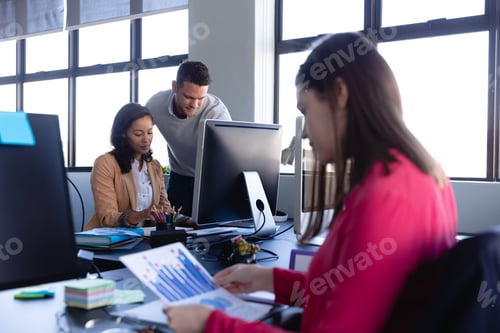 Vista previa: Empresarios que trabajan juntos en la oficina