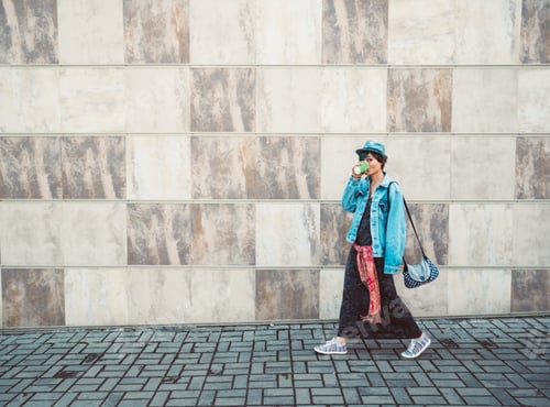Preview: Woman walking in the city