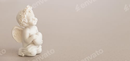 Vorschau: Banner, Figur eines Engels Amor mit einer Schleife auf rosafarbenem Hintergrund. Valentinstag.