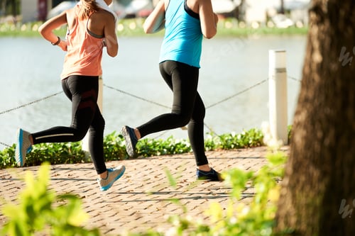 Preview: Running girls