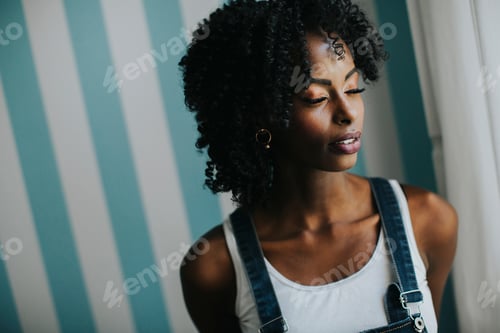Preview: Pretty african american woman posing in jeans trousers