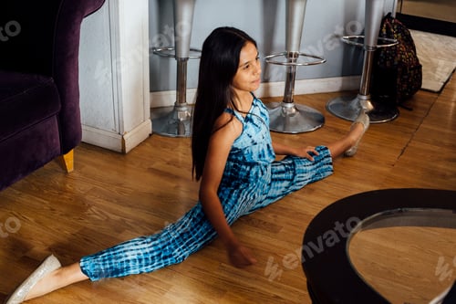 Preview: Girl doing splits