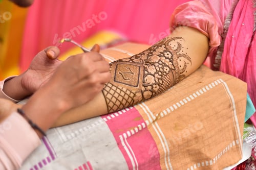 Preview: Artist applying henna tattoo on women hands