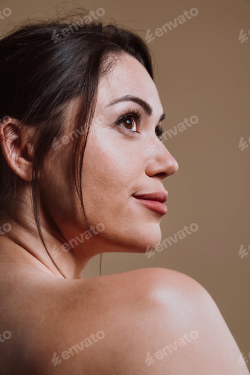 Preview: Woman with natural beauty and healthy skin looking back