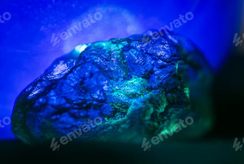 Preview: texture detail on Moldavite rock in blue light