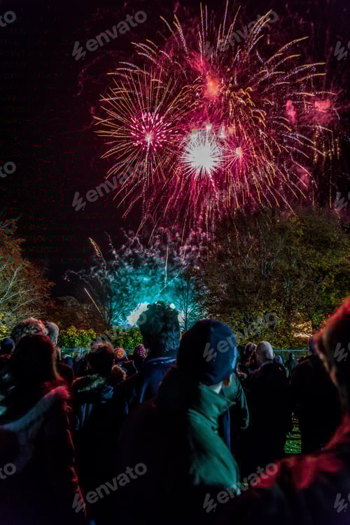 Visualização: Assistindo à exibição de fogos de artifício no Castelo Sherborne em Sherborne, Reino Unido.