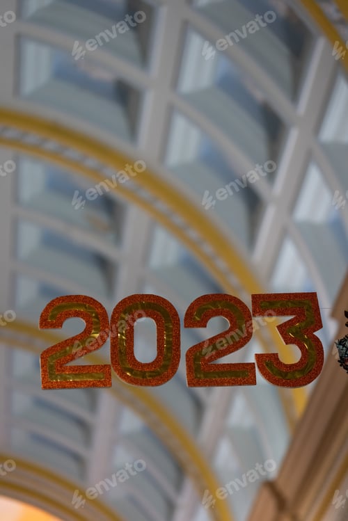 Aperçu: 2023 gold colored numbers, stars confetti and ribbons. New Year's concept.