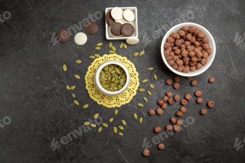 Vorschau: Ansicht von oben Schokoladenkekse mit Flocken und Kürbiskernen auf dunklem Hintergrund, Farbe: Kekskeks