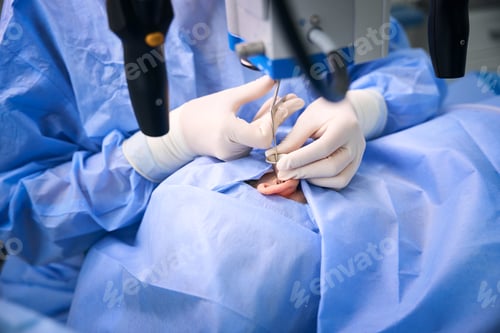 Preview: Clinic employee uses special optical equipment during the operation